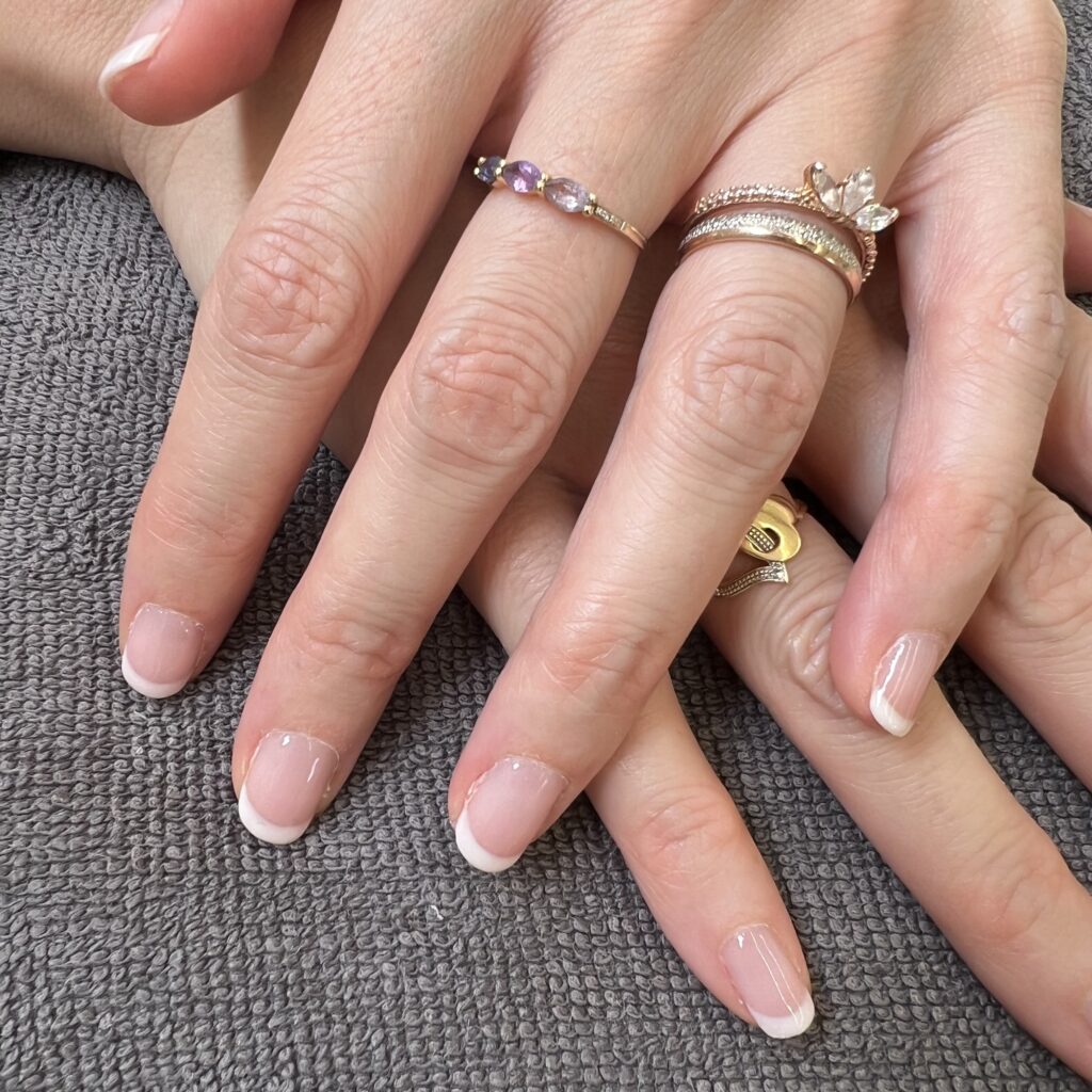 Vernis french manucure Pose de vernis french manucure classique sur ongles naturels